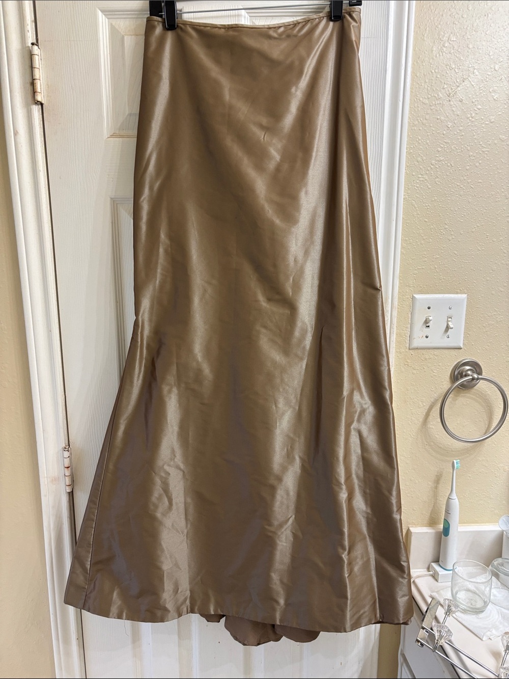 Carmen Marc Valvo Satin maxi skirt in Gold-Taupe. Fully lined. NWT
